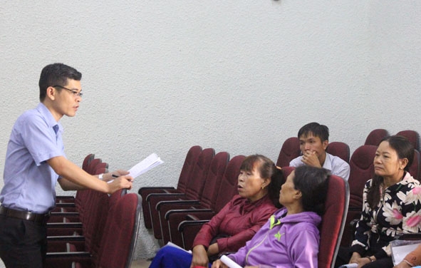 Người lao động trên địa bàn huyện M'Đrắk tìm hiểu các thông tin về xuất khẩu lao động. 