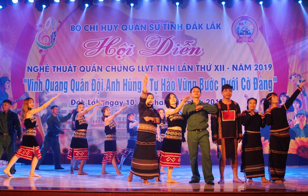 Tiết mục của Đoàn nghệ thuật quần chúng Ban Chỉ huy Quân sự huyện Cư M'gar trong đêm khai mạc