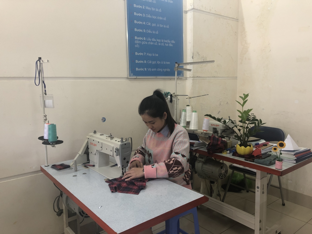 Chị Đặng Thị Thùy Vân đang làm việc cho một công ty tư vấn, tuyển chọn lao động đi làm việc ở nước ngoài. 
