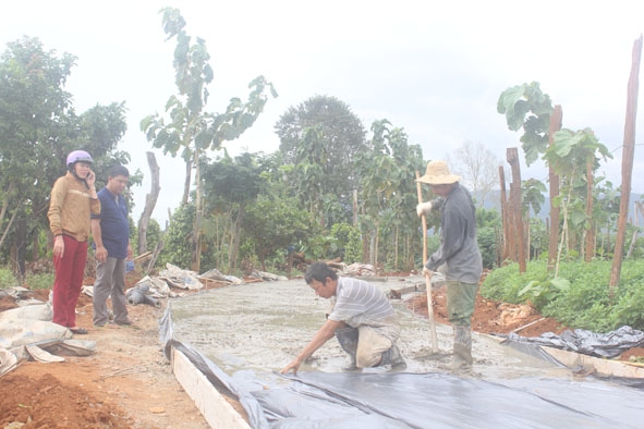 Người dân xã Ea Wy, huyện Ea H'leo đóng góp ngày công làm giao thông nông thôn.
