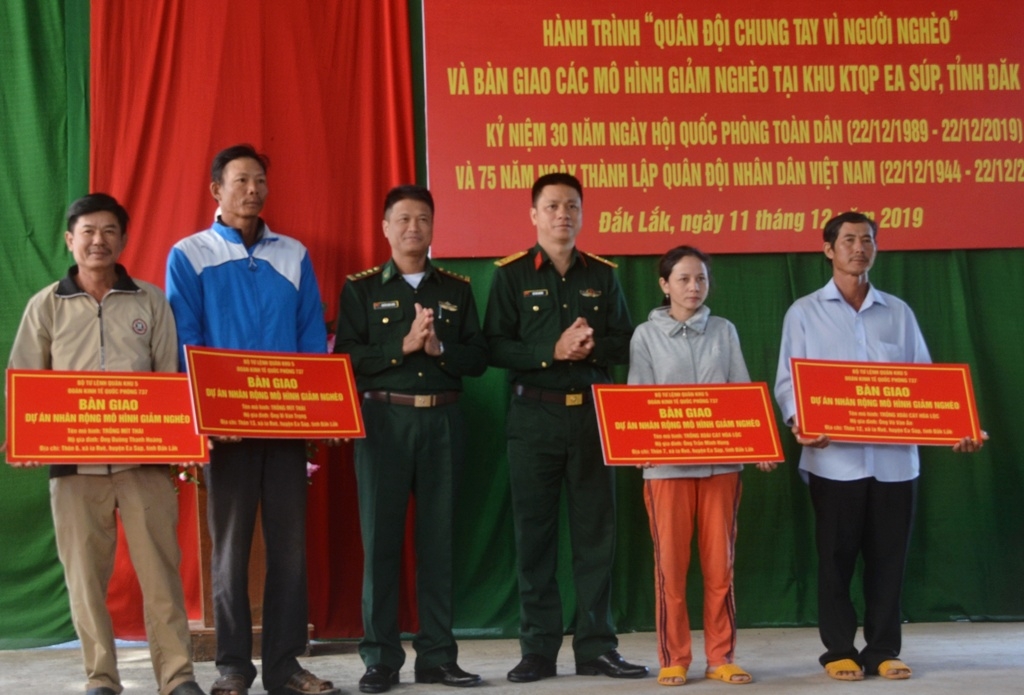 Đoàn Kinh tế - Quốc phòng 737 trao mô hình 