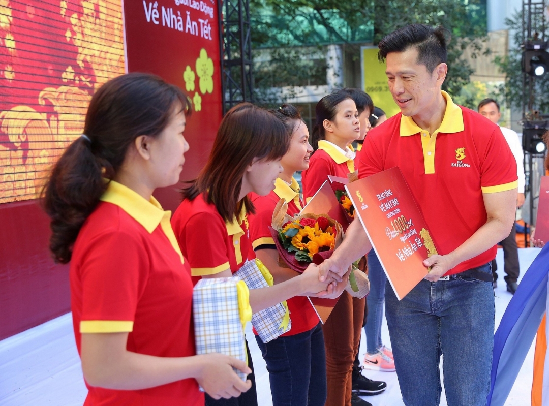 Đại diện lãnh đạo SABECO trao vé về quê cho công nhân 