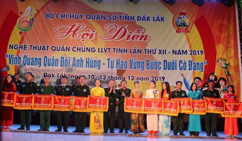 Lãnh đạo Bộ Chỉ huy Quân sự tỉnh trao cờ Chương trình xuất sắc tặng các đơn vị