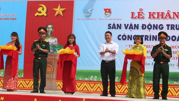 Đại diện các đơn vị cắt băng khánh thành sân vận động trung tâm xã Ea Nuôl (huyện Buôn Đôn). 