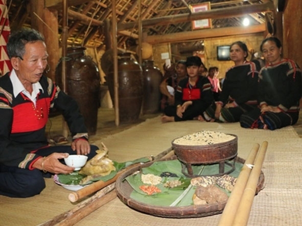 Thầy cúng đại diện cho gia đình làm lễ cúng lúa giống.    Ảnh: DTMN