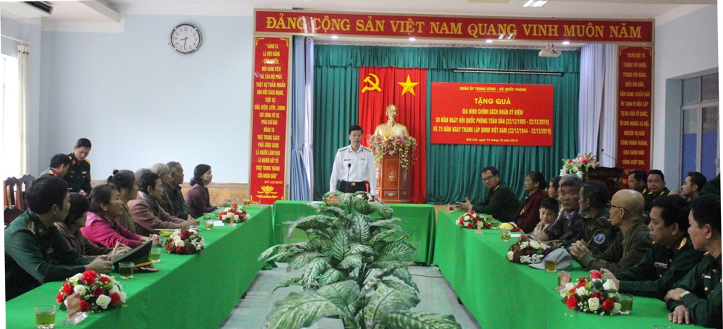 Các đại biểu tham dự buổi gặp mặt, tặng quà