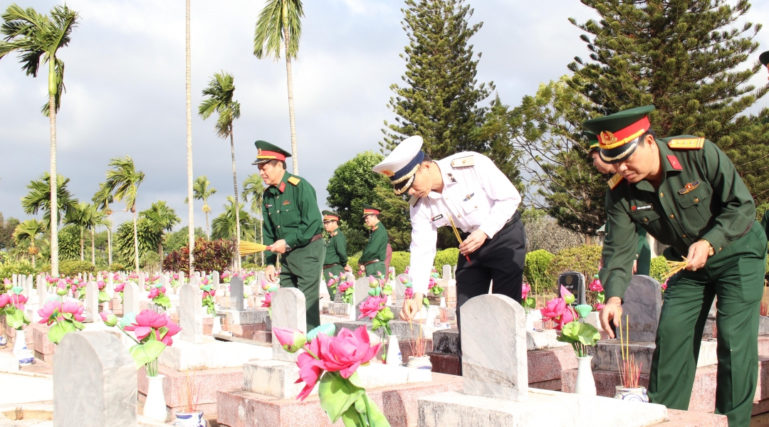Đoàn công tác dâng hương các anh hùng liệt sỹ tại Nghĩa trang Liệt sỹ tỉnh