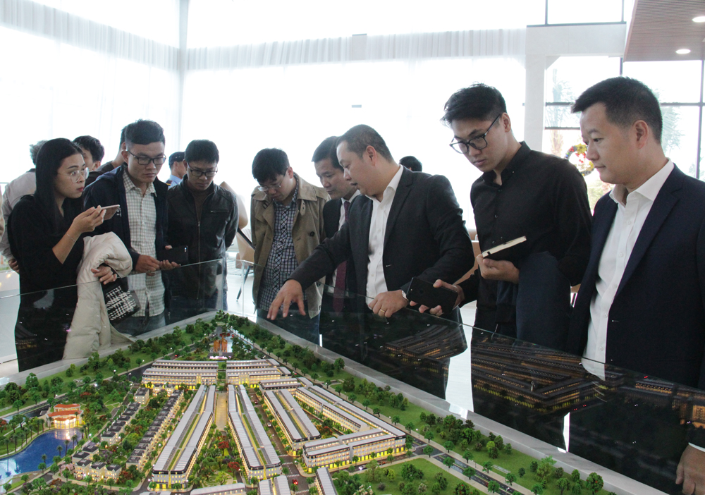 Khách hàng tìm hiểu khu nhà mẫu của Dự án Ecocity Premia