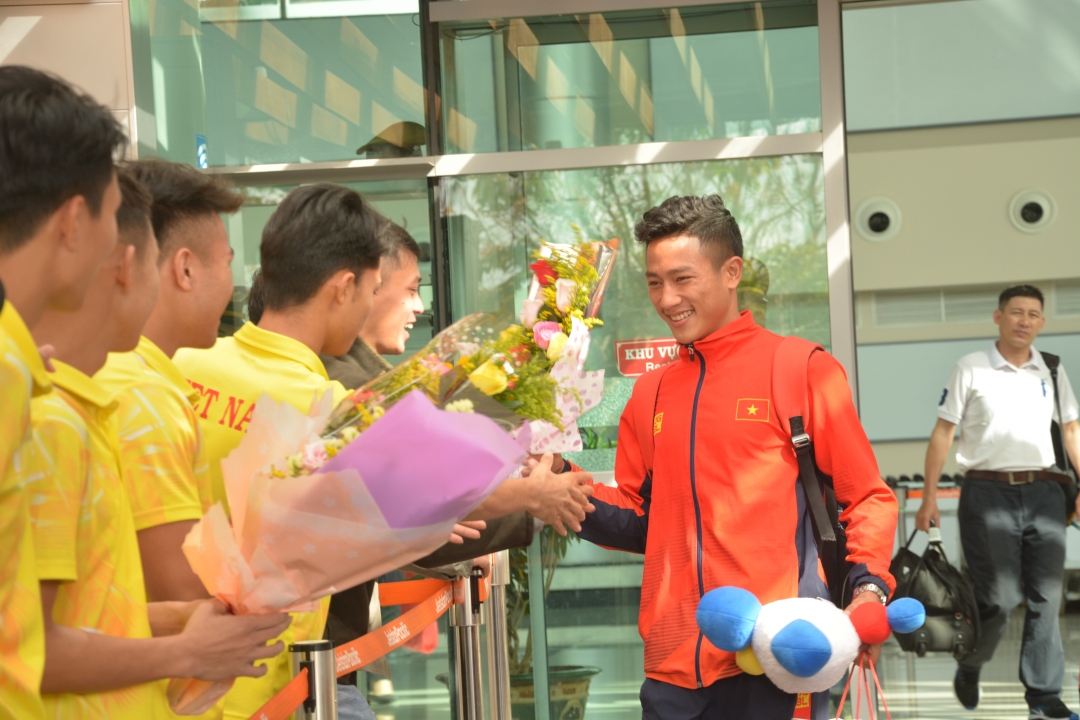 Nhà Vô địch SEA Games 30 Phạm Bá Hợi được các đồng đội chúc mừng rạng rỡ.