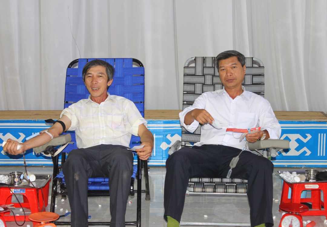Cán bộ, viến chức huyện Krông Pắc tham gia hiến máu tình nguyện. 
