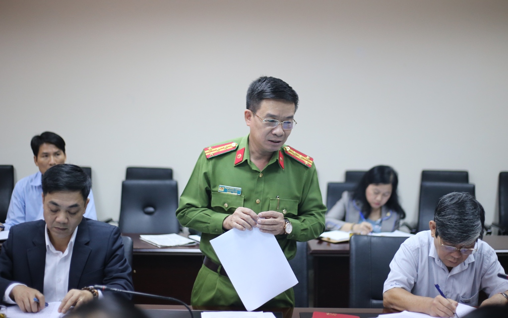 Đại tá Phạm Minh Thắng, Phó Giám đốc Công an tỉnh đóng góp ý kiến tại cuộc họp