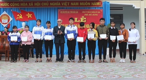 Đại diện Hội Khuyến học tỉnh trao quà cho các em học sinh nghèo vượt khó 