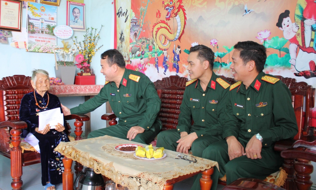 Thượng tá Trần Minh Trọng, Chính ủy Bộ Chỉ huy Quân sự tỉnh ân cần thăm hỏi Mẹ Việt Nam Anh hùng