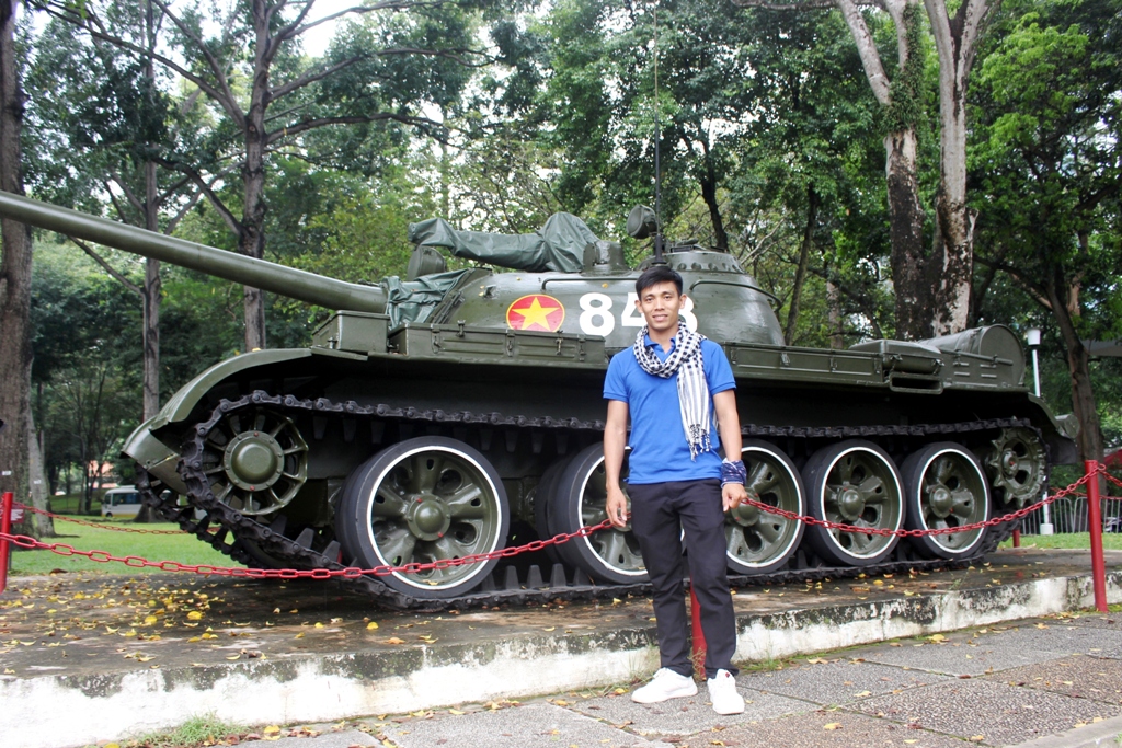 Tại khuôn viên Dinh có trưng bày 2 chiếc xe tăng, gồm xe tăng mang số hiệu 843 (ảnh) và xe tăng mang số hiệu 390 của Quân giải phóng dẫn đầu đội hình đã lần lượt húc đổ cổng phụ và cổng chính của Dinh Độc Lập vào ngày 30-4-1975, buộc Tổng thống Việt Nam Cộng hòa Dương Văn Minh cùng toàn bộ nội các của chính quyền Sài Gòn phải tuyên bố đầu hàng vô điều kiện chính quyền cách mạng.