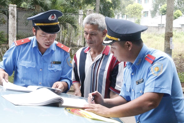 Lực lượng thanh tra giao thông lập biên bản xử phạt hành chính lái xe vi phạm đón,  trả khách không đúng nơi quy định.