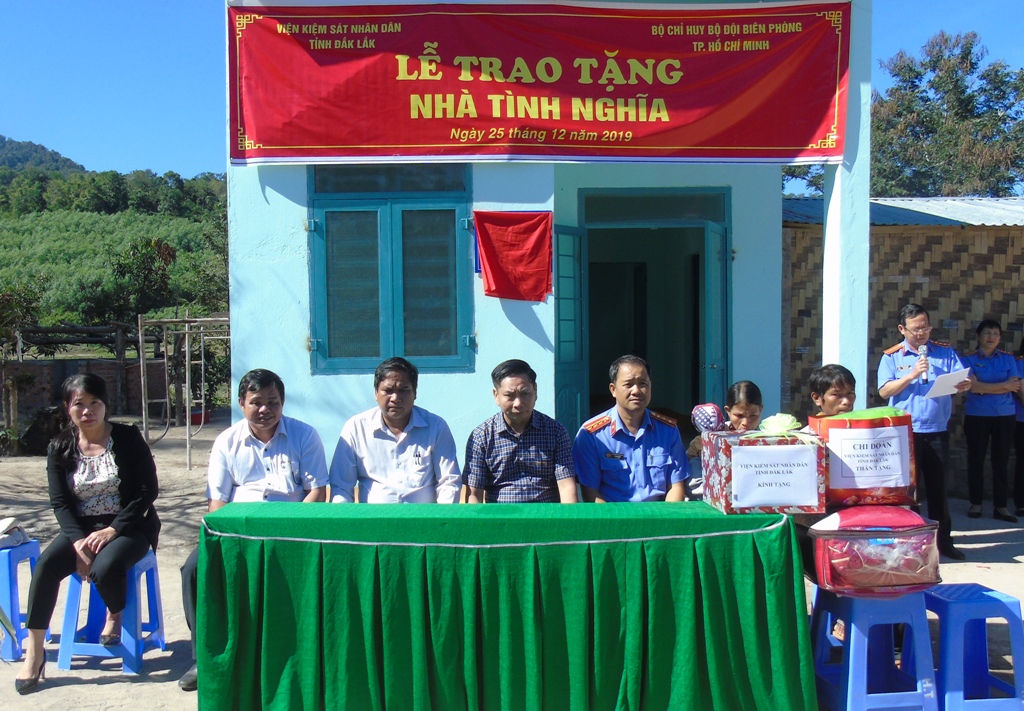 Các đại biểu dự lễ bàn giao nhà Tình nghĩa