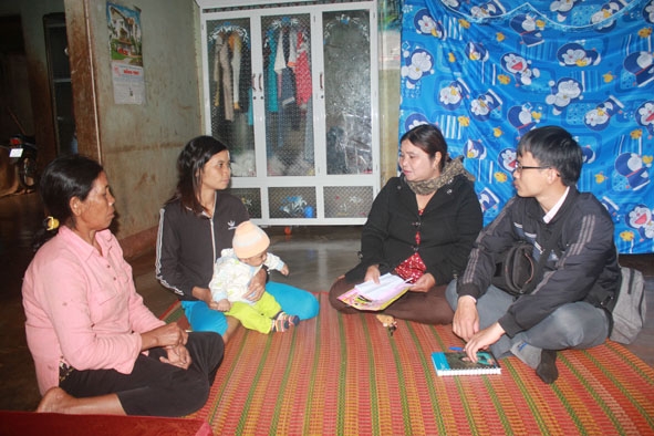 Cán bộ dân số xã Ea Drơng, huyện Cư M’gar vận động người dân thực hiện kế hoạch hóa gia đình. 