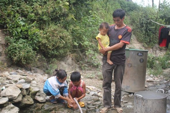 Anh Ngô Văn Lầu và những đứa con của mình.  