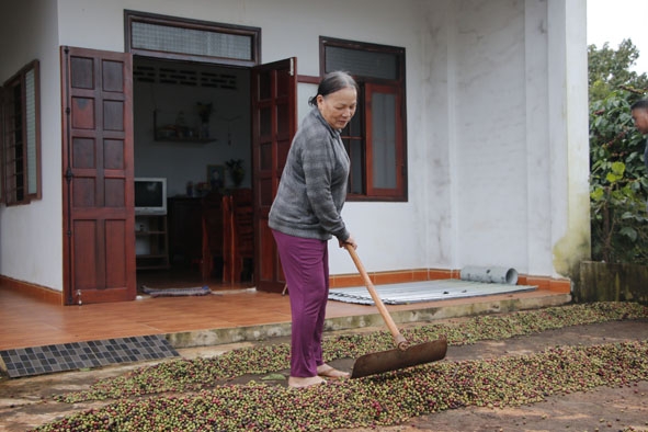 Bà Nguyễn Thị Chính bên  căn nhà Tình nghĩa  mới xây. 