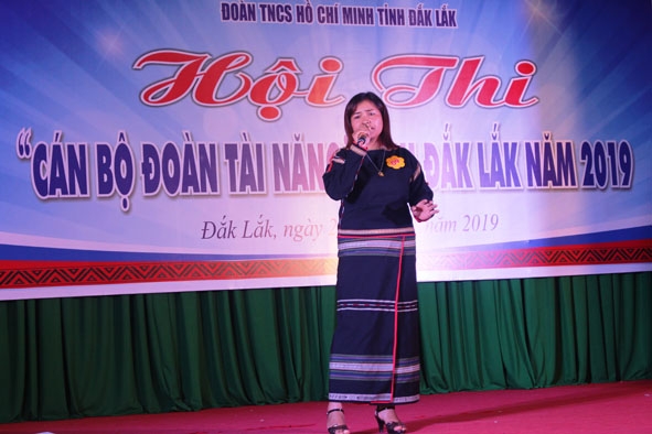 Phần thi tài năng của thí sinh H'Nguen Niê Kdăm (huyện Krông Năng). 