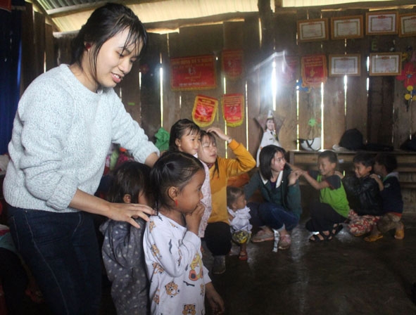 CLB Thanh niên tình nguyện vì cộng đồng tổ chức trò chơi cho thiếu nhi thôn Giang Đông, xã Ea Đah, huyện Krông Năng.