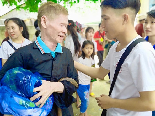 Thành viên CLB sinh viên Hmông Buôn Ma Thuột tặng quần áo cũ cho người dân vùng khó khăn tỉnh Đắk Nông. (Ảnh nhân vật cung cấp)