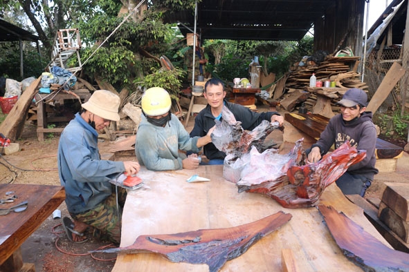 Anh Nguyên (thứ hai bên phải ) cùng các thành viên trong nhóm đang làm đồ mỹ nghệ. 