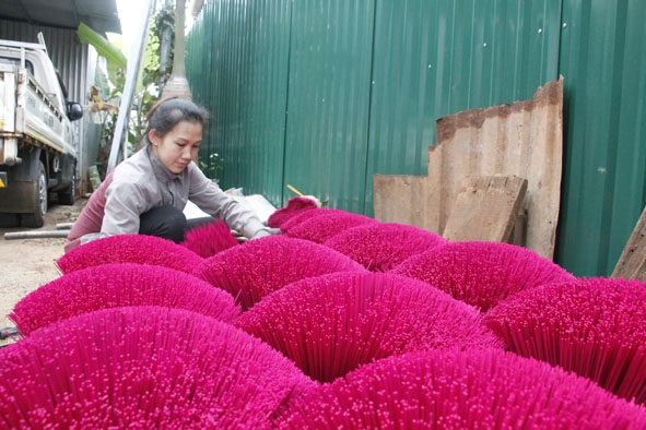 Chị Ôn Thị Kiều Tiên (phường Tự An, TP. Buôn Ma Thuột) phơi nhang thẻ tại cơ sở của gia đình.