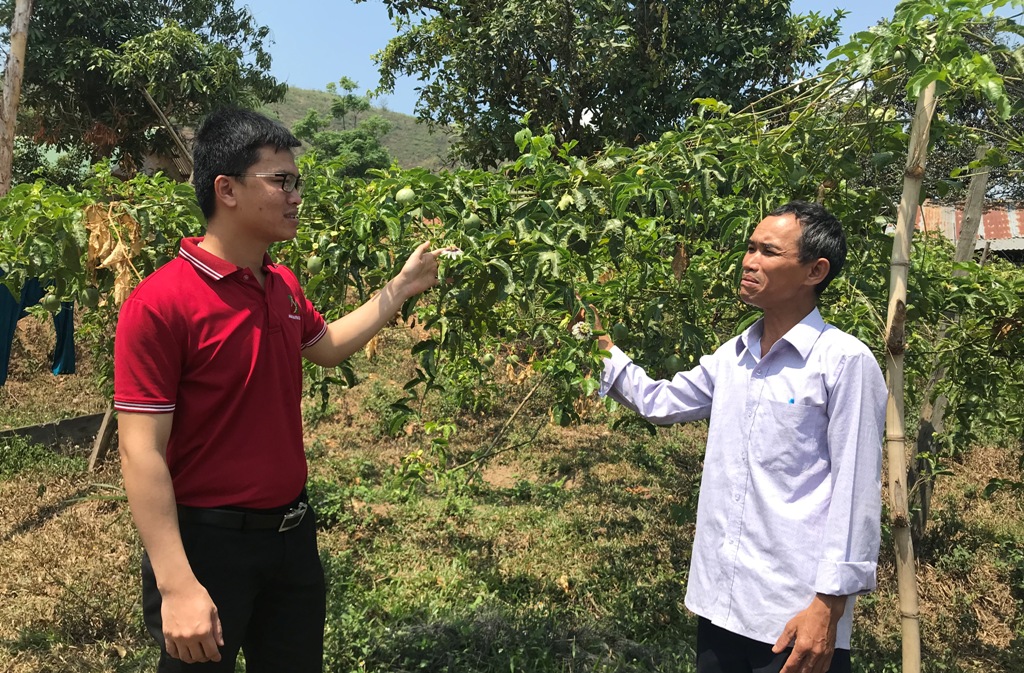 Cán bộ Ngân hàng NN-PTNT Chi nhánh huyện Krông Bông kiểm tra hiệu quả vốn vay của một khách hàng trên địa bàn