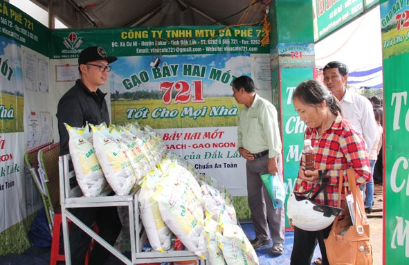 Sản phẩm Gạo 721 được trưng bày tại Hội chợ nông nghiệp huyện Ea Kar.