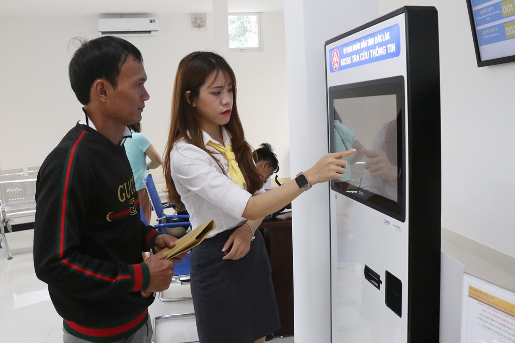 Nhân viên Trung tâm Phục vụ hành chính công tỉnh hướng dẫn người dân tra cứu thông tin thủ tục hành chính.