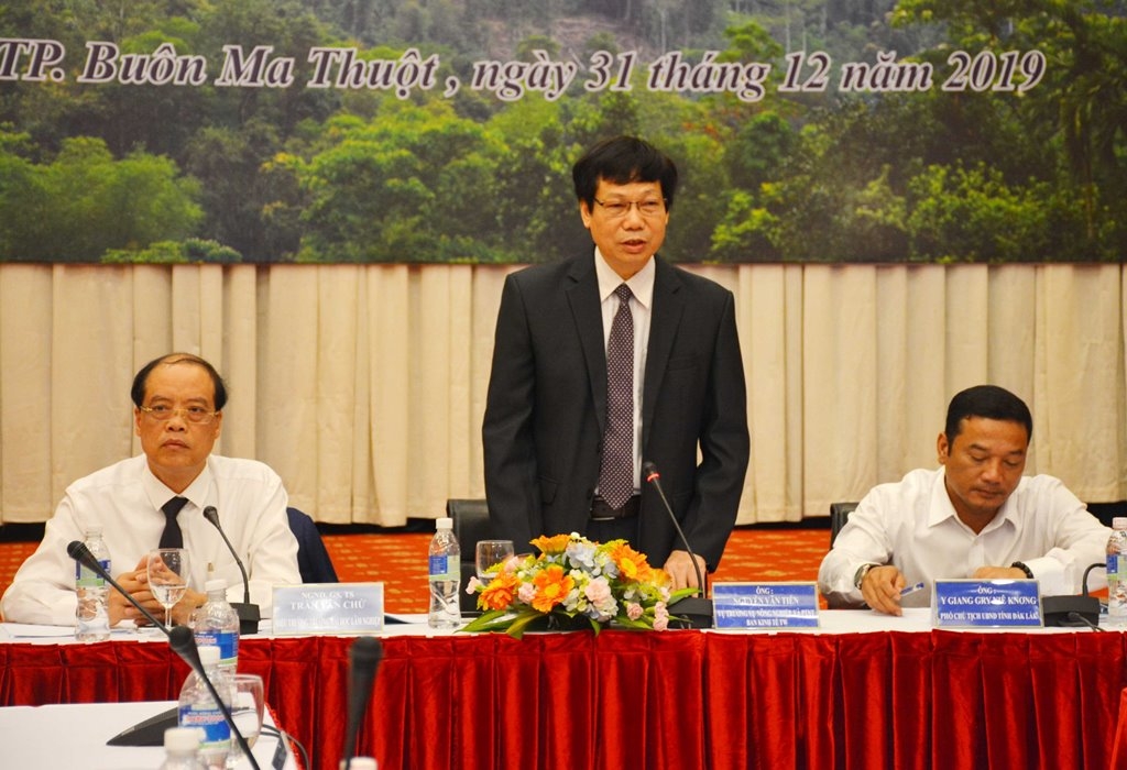 Vụ trưởng Vụ Nông nghiệp và Phát triển nông thôn (Ban Kinh tế Trung ương) Nguyễn Văn Tiến phát biểu tại hội thảo.