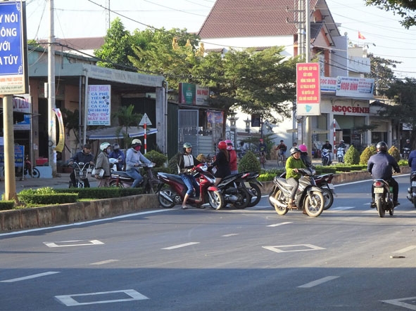 Lượng lớn người và phương tiện theo vạch người đi bộ qua đường sang chợ Duy Hòa. 