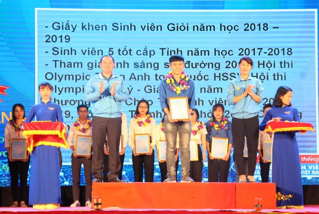 Trao tặng danh hiệu “Sinh viên 5 tốt” cấp tỉnh