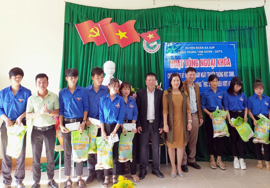 Lãnh đạo các đơn vị tặng học bổng cho học sinh nghèo vượt khó tại Trung tâm Giáo dục nghề nghiệp - Giáo dục thường xuyên huyện Ea Súp