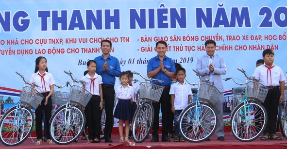 Học sinh nghèo vượt khó huyện Buôn Đôn được tặng xe đạp. 