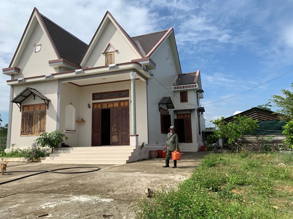 Anh Triệu Hùng bên ngôi nhà mới khang trang. 