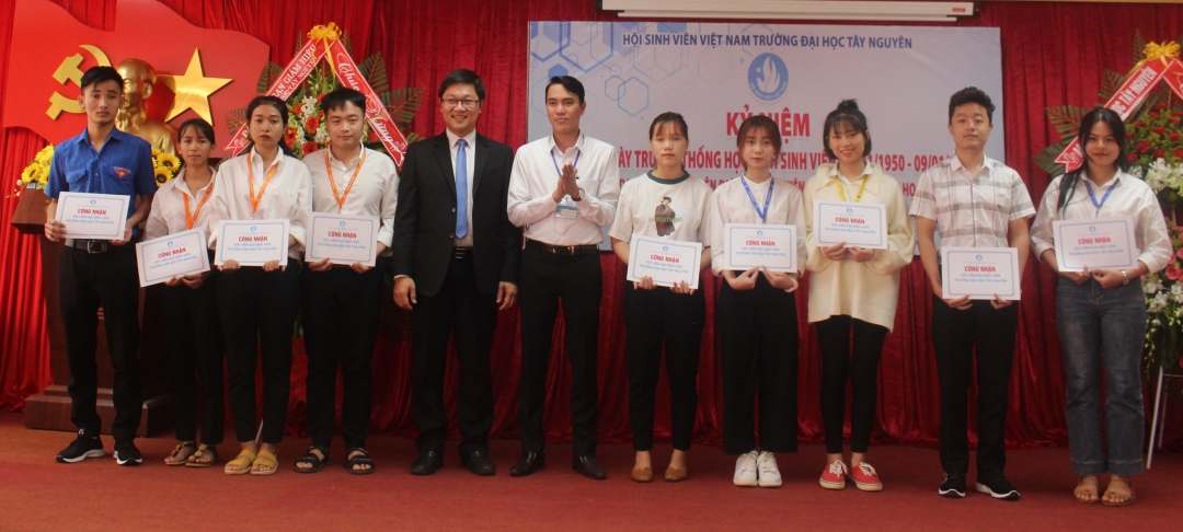 Trao thẻ hội viên cho các sinh viên mới kết nạp.