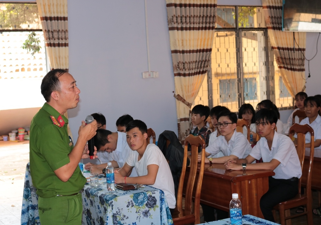 Cán bộ Công an huyện Ea H'leo tuyên truyền về tác hại của ma túy tại Trường THPT Ea H'leo