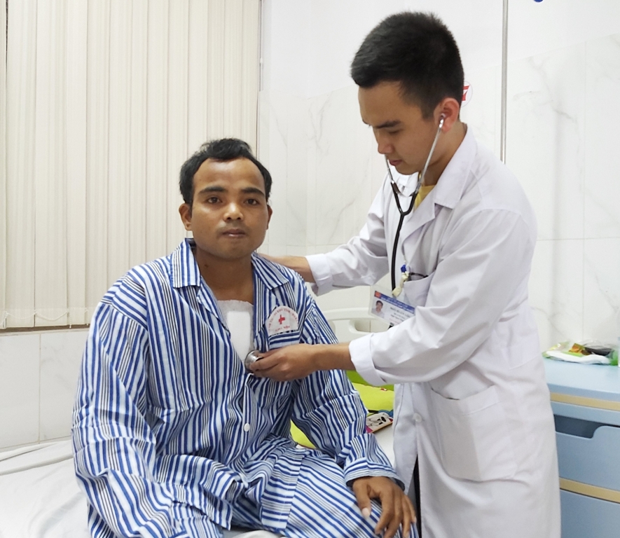 Bác sĩ kiểm tra sức khỏe cho bệnh nhân Y Nhi trước khi xuất viện. 