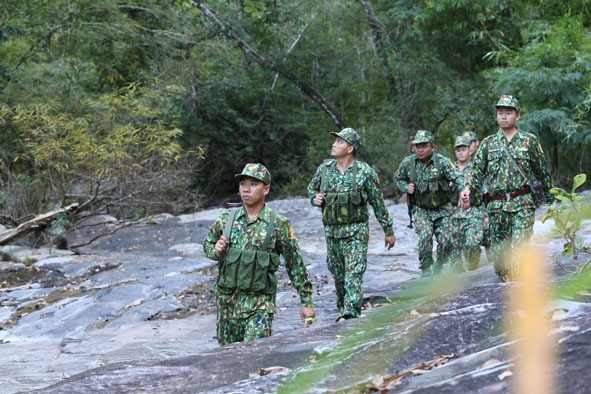 Cán bộ, chiến sĩ Đồn Biên phòng Yok M’Bre tuần tra đường biên. 