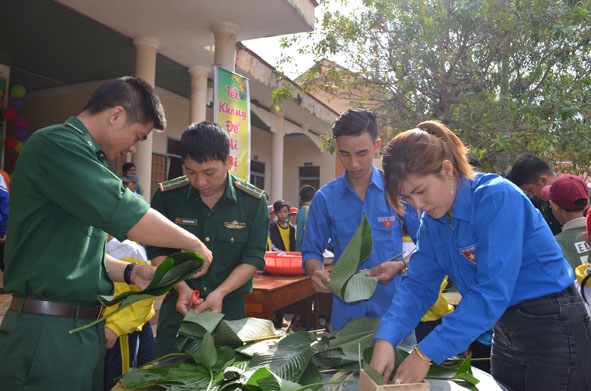 Bộ đội biên phòng và người dân vùng biên cùng gói bánh chưng.