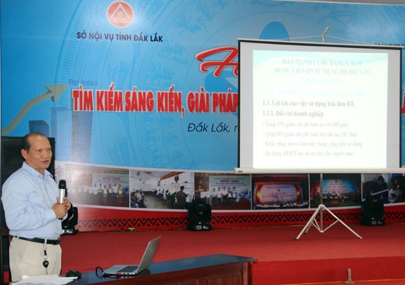 Ông Nguyễn Kinh Luân, Trưởng Phòng Tuyên truyền hỗ trợ người nộp thuế (Cục Thuế tỉnh) trình bày giải pháp cải cách hành chính đối với ngành.