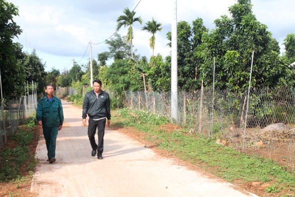 Một tuyến đường ở thôn 1 (xã Băng Adrênh, huyện Krông Ana) được người dân đóng góp bê tông hóa.