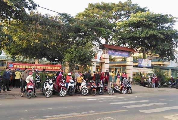 Mô hình “Cổng trường an toàn giao thông” giúp bảo đảm TTATGT trước cổng trường vào giờ tan học. 