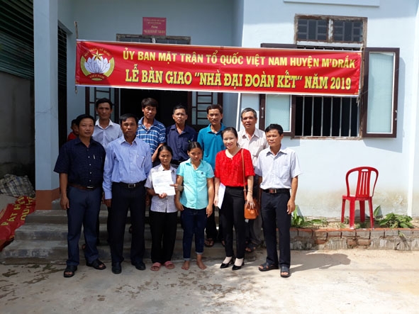Ủy ban MTTQ Việt Nam huyện M’Đrắk bàn giao nhà Đại đoàn kết tặng gia đình bà Nguyễn Thị Tứ ở thôn Hồ, xã Cư M’ta. 