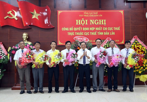 Cục trưởng Cục Thuế tỉnh Bùi Văn Chuẩn trao Quyết định hợp nhất các Chi cục Thuế  trực thuộc Cục Thuế tỉnh.