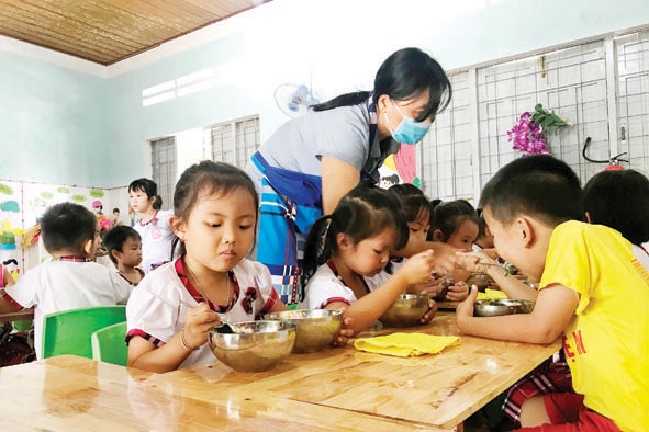 Các cháu học sinh đang ăn bữa trưa tại Trường Mầm non Hoa Sen. 