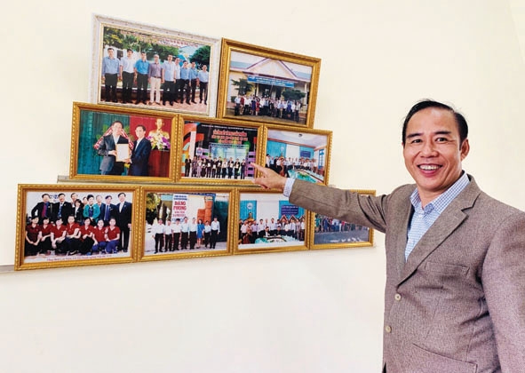 Ông Nguyễn Đăng Phong, Giám đốc Công ty giới thiệu một số thành tích của doanh nghiệp.  
