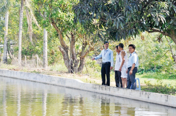 Cán bộ Ngân hàng Chính sách xã hội kiểm tra hiệu quả  vốn vay tại huyện Krông Bông.